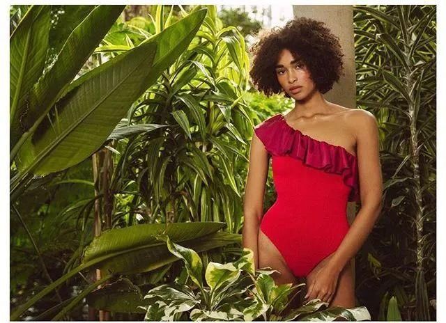 性感的泳衣才是这个夏天的标配