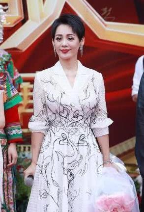 宁静出席某活动，双眼皮被网友各种吐槽，这眼影太诡异了