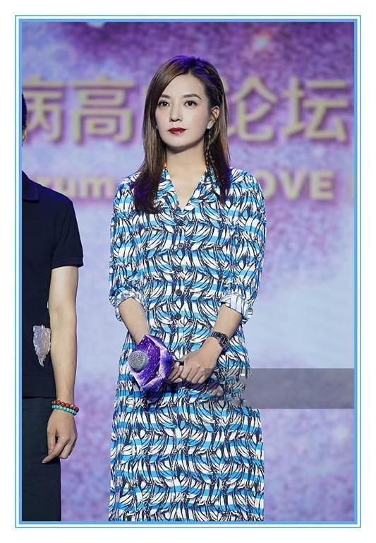 本以为42岁赵薇穿印花裙够嫩了，可看到63岁赵雅芝，我沉默了！