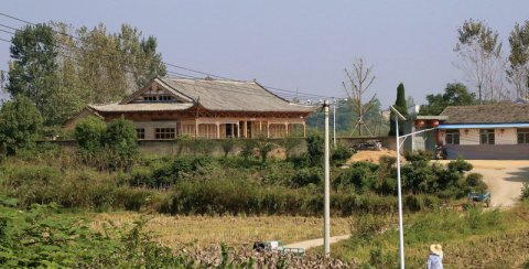  「宫殿」安徽一农村儿子为父亲建“宫殿”，造价300万！村里最“