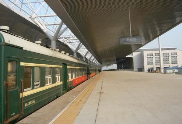  夏邑县■中国“奇葩”的火车站，到站了还没人敢下车，乘客都笑