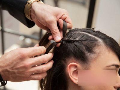 及肩中长发梳背头步骤图解轻松度过尴尬期！