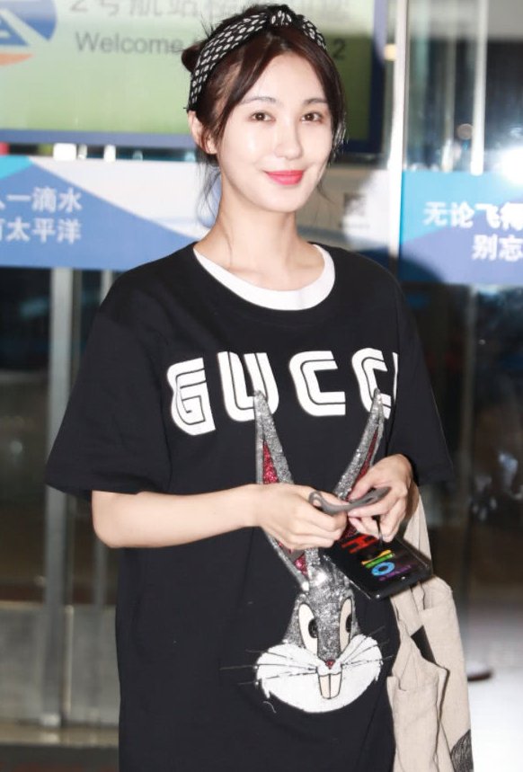 李菲儿身穿黑色上衣出门，全身上下只注意到了一双美腿