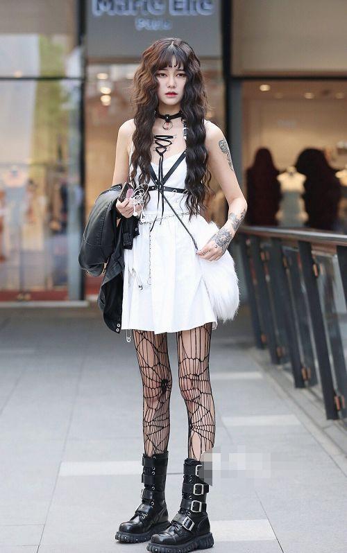 街拍：图6这么紧的短裤都塞得进去，勒出紧致腿型，女人味十足