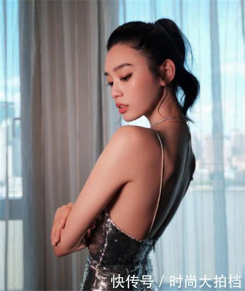 奚梦瑶上身紧下身松，裸背上街气场大，网友：这么放肆能进豪门？