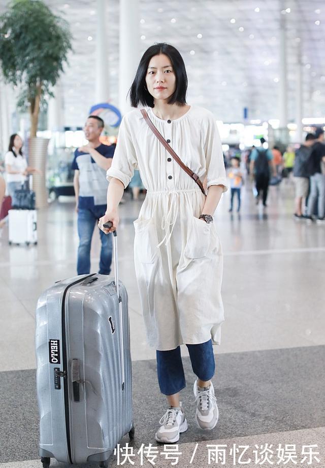 刘雯清新范儿现身,却在小白裙里面穿长裤,网友:超模任性呗!