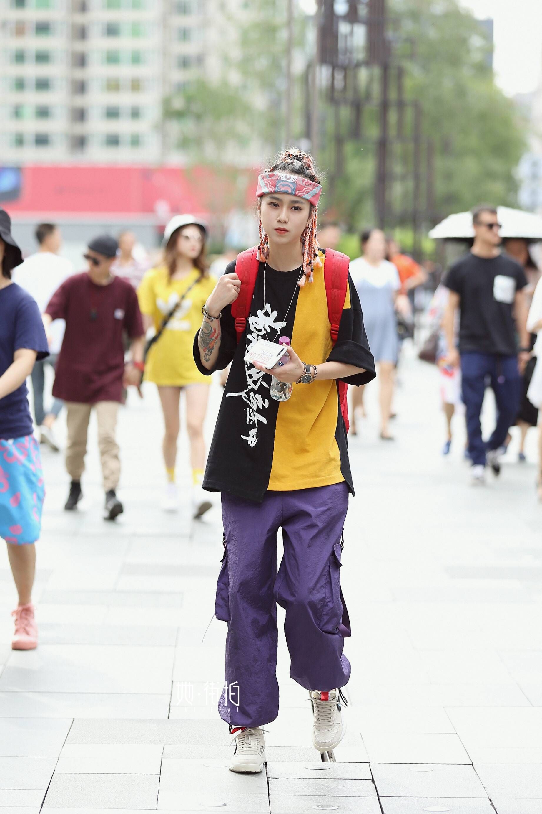 成都街拍个性的脏辫女孩，时尚运动都是她的范儿