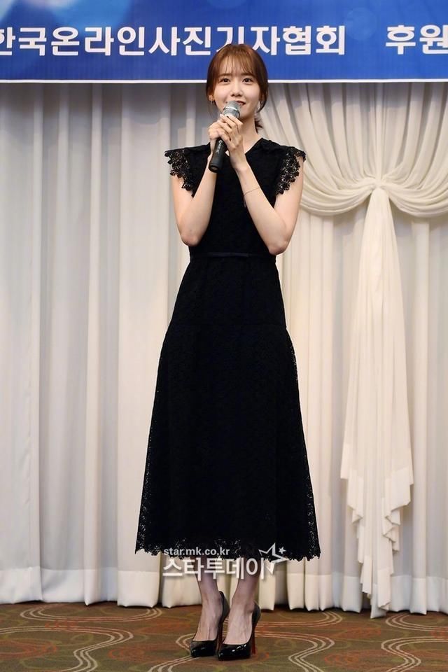 林允儿早年一点不自信，穿短裙不够还要搭超高跟，脚都拱成这样了