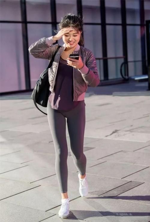  「小姐姐」别再只知道穿牛仔裤了！今年最流行瑜伽裤，完美勾勒好身材