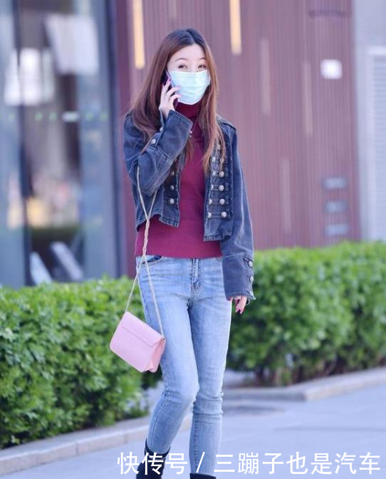 美女■街拍:皎若秋月的美女,一件墨绿色背心配牛仔短裤,青春活力气息