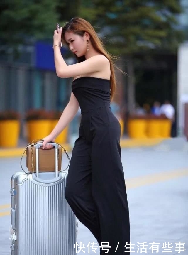  「白皙」街拍：紧身的黑色抹胸裙，彰显的妹子凸出而白皙，优雅而性感