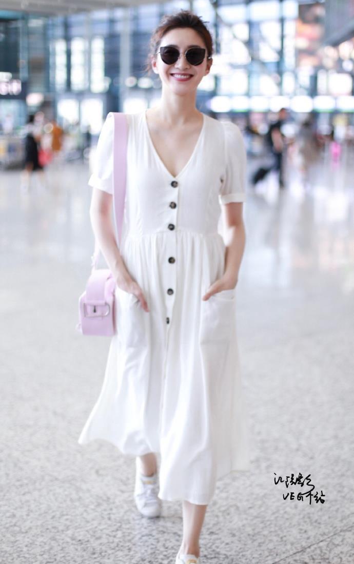 当江疏影和热巴同穿白色连衣裙, 网友: 骨感美与丰满美的差距