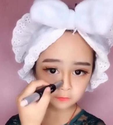 6岁女孩撞脸迪丽热巴，教大家化妆成网红，化妆技术赢在起跑线！
