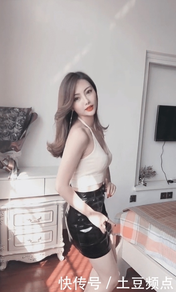  『女王』高挑美女穿黑色皮裙，配上高跟凉鞋，秀出女王的风格