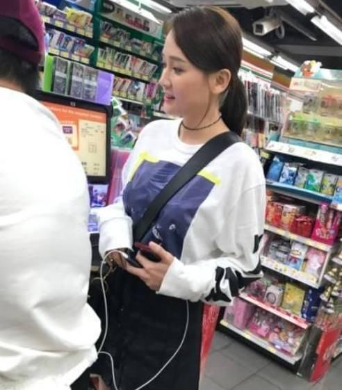 陈乔恩素颜现身商场，网友直呼：差别好大！没了妆容还不如路人美