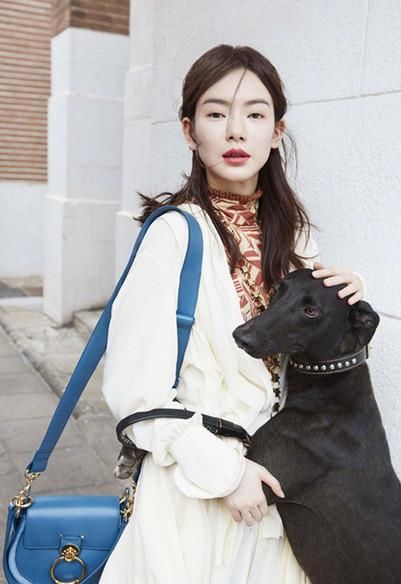 戚薇不带眼妆拍杂志，瞬间被“打回原形”，网友:完全换了一个人