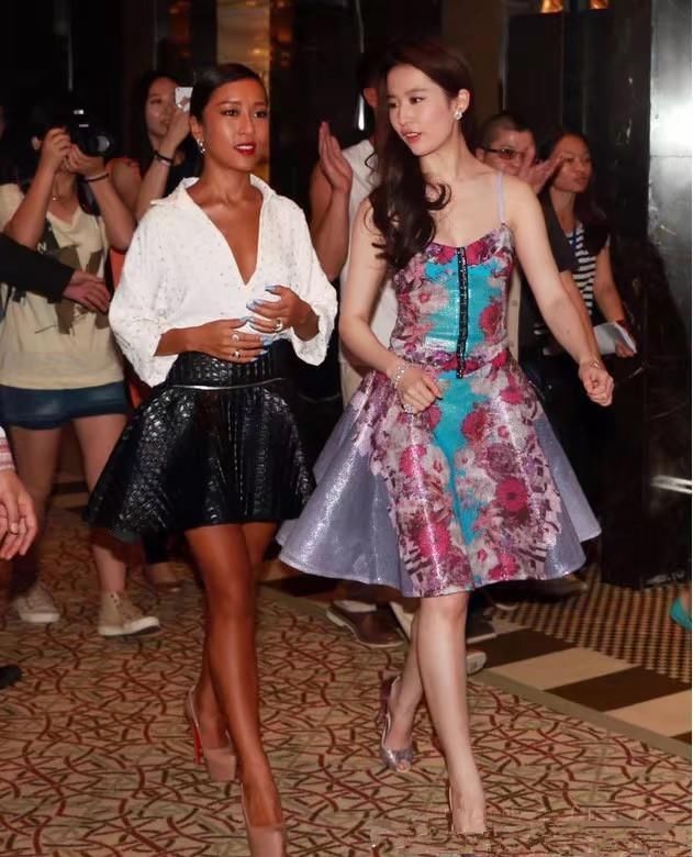 吉克隽逸脸比不上刘亦菲，想在身高上占优势，硬穿了20厘米高跟鞋