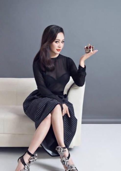 宁静身材不输柳岩 穿上深V裙秀身材 网友： 看不出有46岁