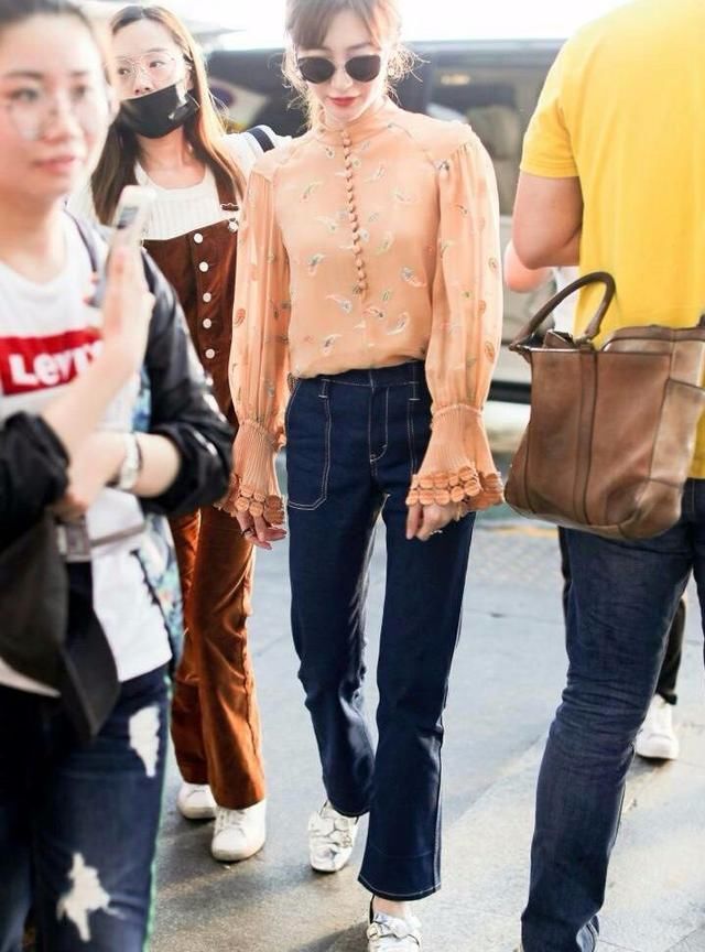 江疏影简直了！穿的纽扣裙子还一直扯下了 网友：都快拉断了