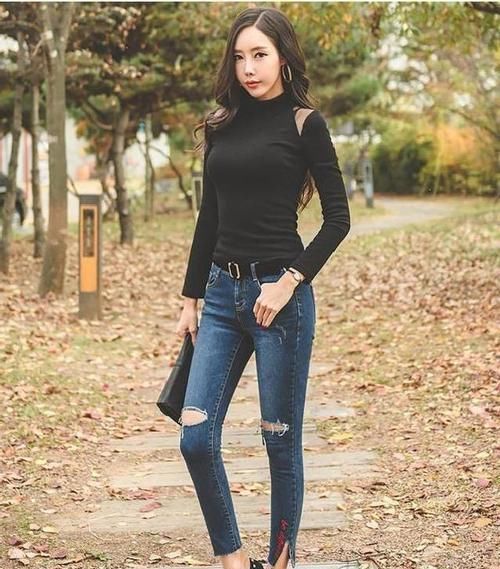  「有型」身材出众的女神丰满有型，牛仔裤搭配更完美，小姐姐清新又养眼！