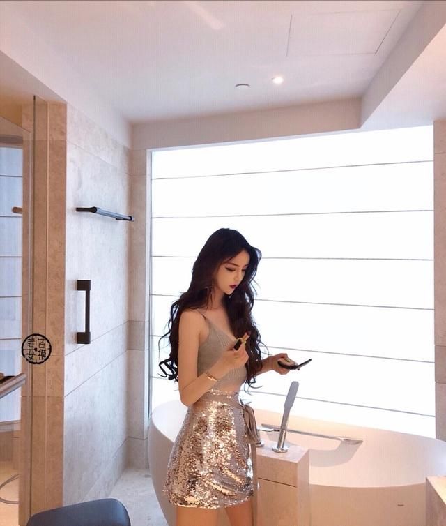 高颜值大长腿，穿包臀裙的女孩