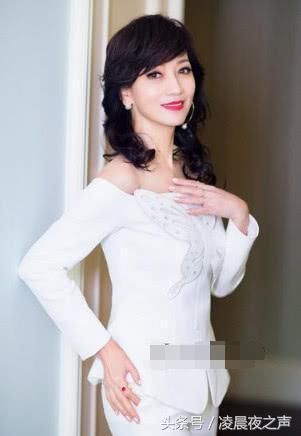 赵雅芝太大胆了，穿着“安全裤”就出门，网友：还敢再少穿点吗