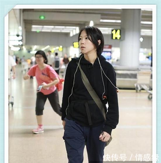 窦靖童再现机场，终于把茶缸抛弃了，可一个转身我发现我错了！
