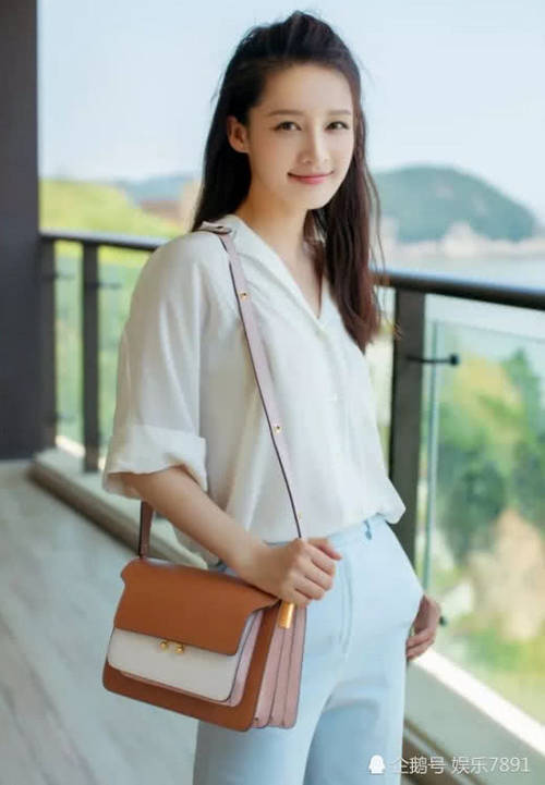 李沁穿的裙子太短,只盖住腿部大约15cm,网友:伸个懒腰试试