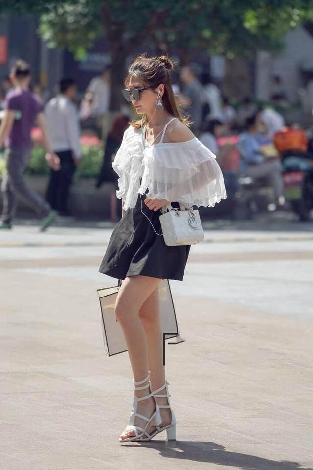 街拍:街头的靓女，短裙热裤，真是大长腿女神!