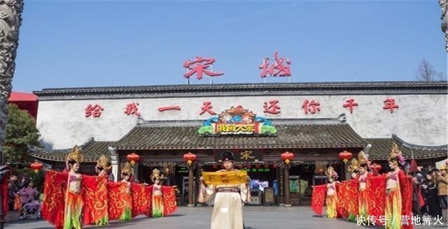 我国仿古最成功的人造景点，门票售价580，但游客仍络绎不绝