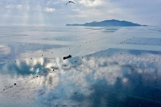  苏醒■夕阳观海，渔船穿梭，中国正苏醒