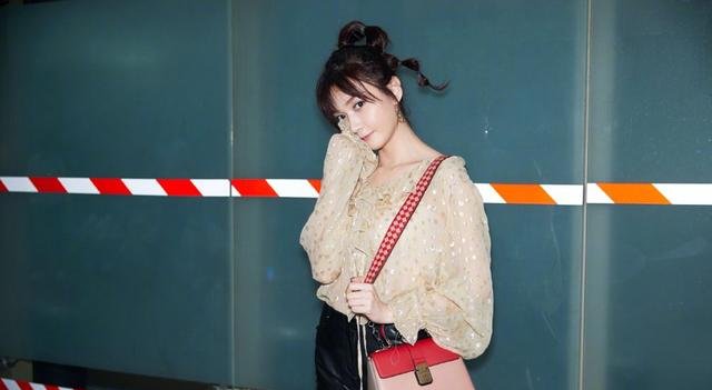 她是《老房有喜》小海燕，如今秋衣外面穿抹胸，网友：漂亮