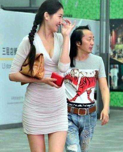 街拍：旋转木马上的小姐姐，白色背心抢镜，网友：提升了数个档次