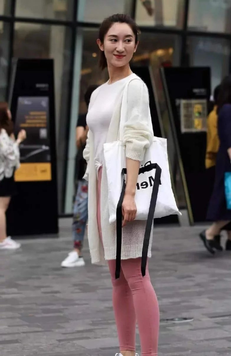 可爱马尾辫小姐姐，一袭紧身穿搭凸显火辣迷人好身材