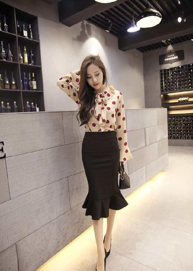 路人街拍：穿上包臀裙性感又温柔，穿出女人自信！