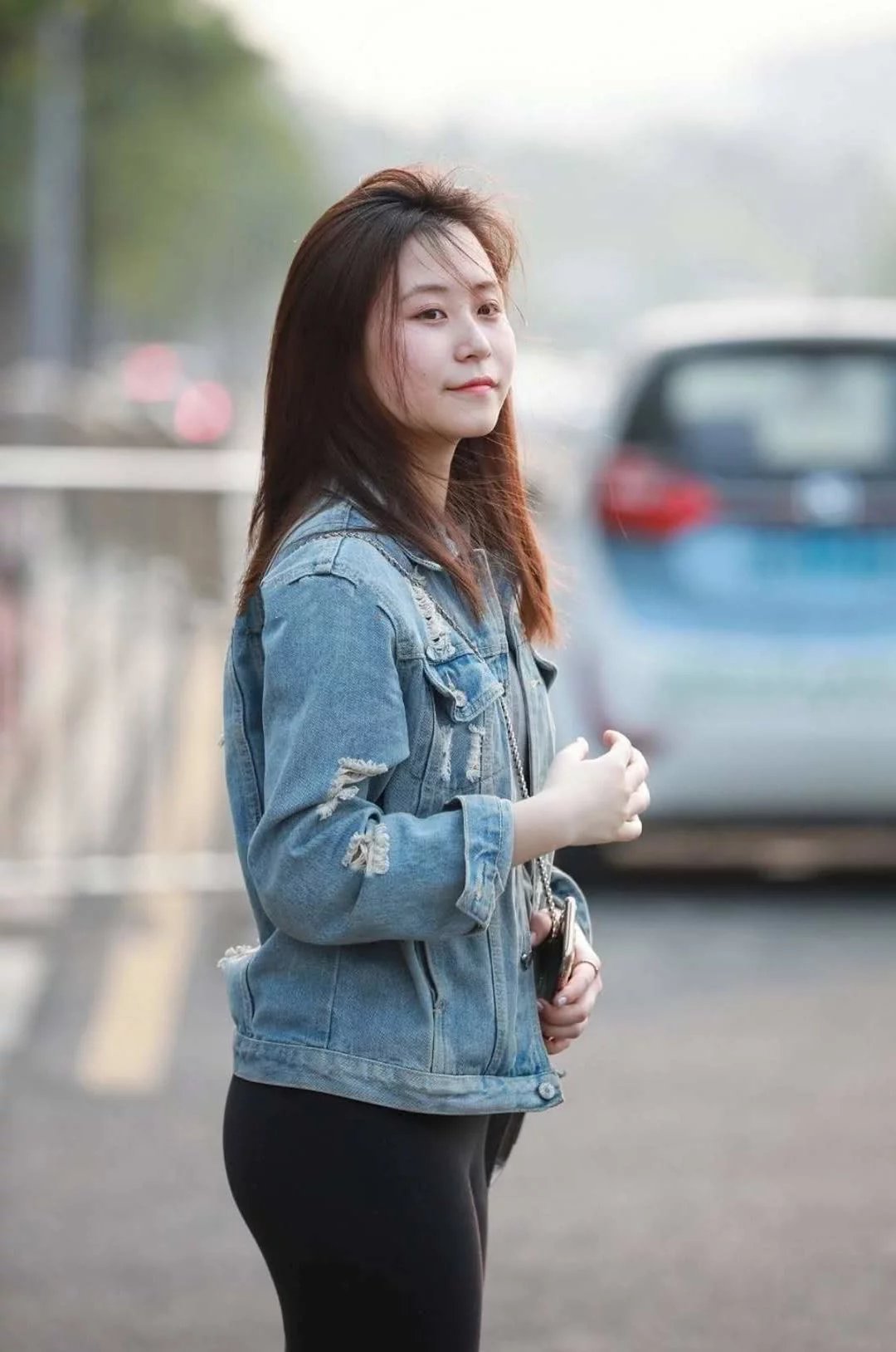 紧身裤闺蜜，一个秀雅绝俗，一个清纯可人，比身材牛仔裤美眉完胜