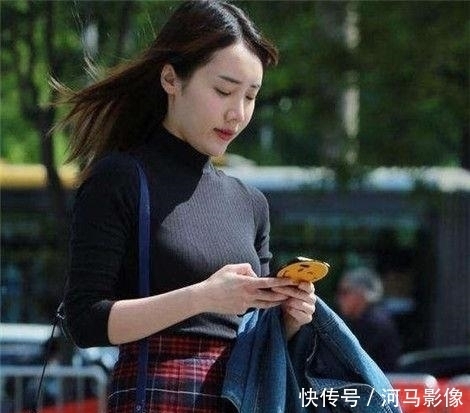 【 美女】穿出独特的气质感，气质的街拍：年轻自信的美女