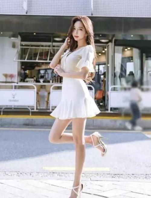 街拍:美女们穿紧身衣有多性感撩人?看看图3和图5就知道了