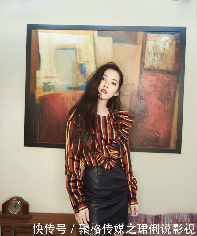 郭碧婷穿包臀裙秀曲线，搭配红上衣也不丑，网友：皮肤真白