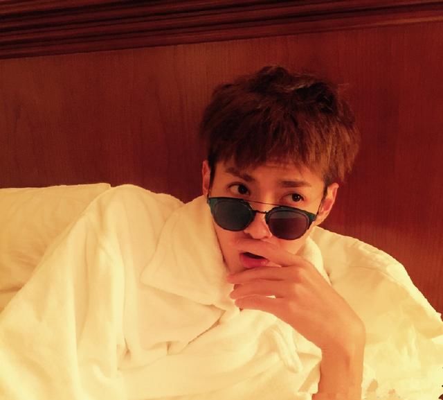 最会戴墨镜的吴亦凡，和最不会戴墨镜的张艺兴，差距不是一两年