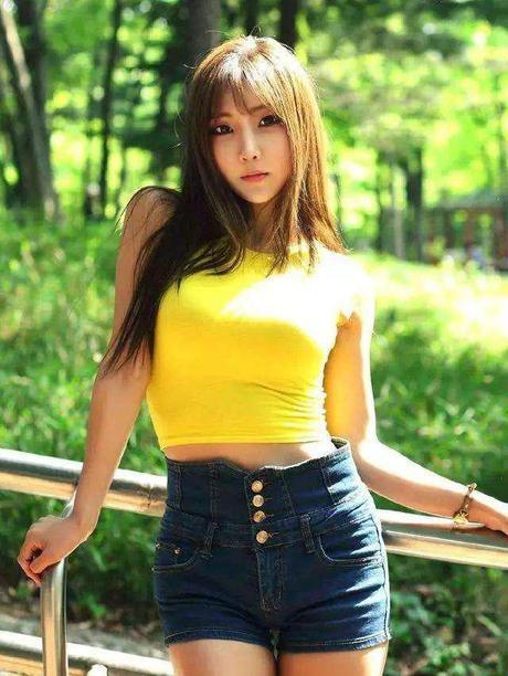 街拍：美女时尚穿搭风格，清爽出街