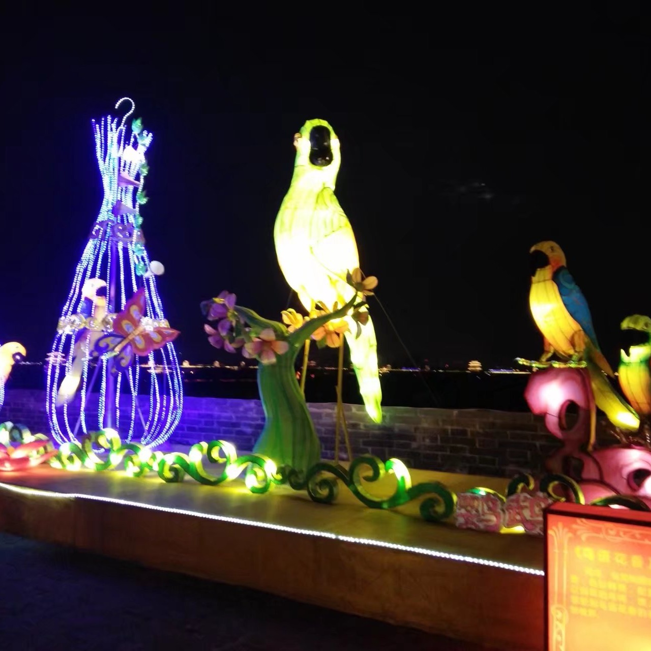 刘杀鸡暂停直播将离开熊猫网友校长身边的车还