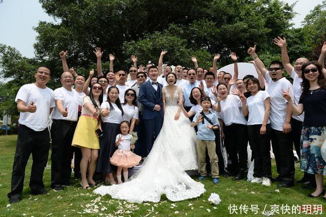 [队友]因驰援武汉推迟婚礼 今天他为妻子补上梦幻婚礼，队友们列队送祝福