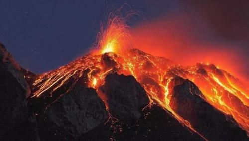 世界上最危险的餐厅，火山口上做烧烤，时不时还喷出浓烟！