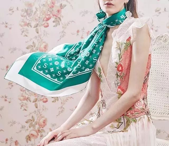 一条丝巾，拯救你无聊的穿搭