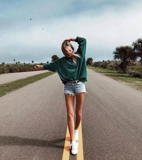 夏末秋初，长上衣+短下装=好看！显腿长！