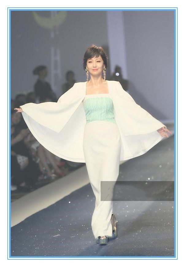 赵雅芝够狠！63岁登T台走秀气场全开，撞上刘雯也丝毫不差！