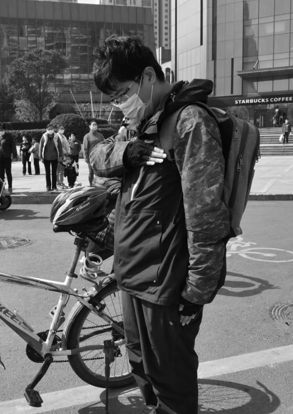  『广场』今日10时，郑州鸣防空警报，全市降半旗志哀