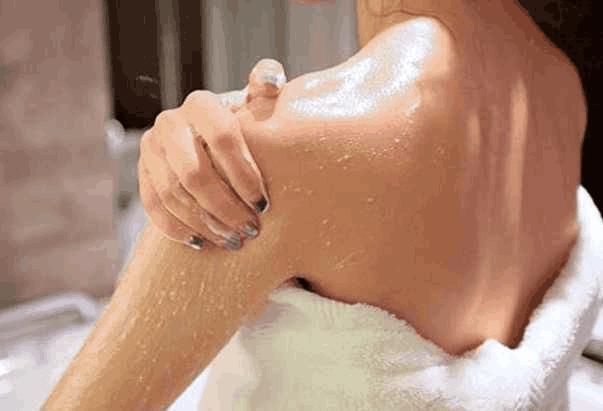 警告：后背有这5个“奇怪的现象”, 是螨虫在向你“打招呼”了