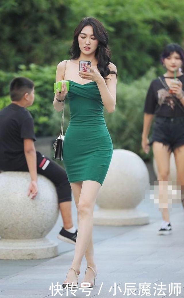 闺蜜|路人街拍,时尚闺蜜婀娜多姿,清凉又靓丽的搭配,很有看点